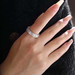 Bague de mariage de luxe en or jaune massif 14 carats avec diamant de laboratoire taille émeraude 5x3mm, sertie demi-cerclée et éternité complète - Product Image 4