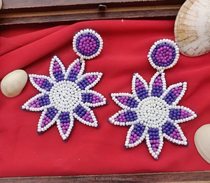 Boucles d'oreilles pendantes fleur violettes faites à la main, broderie de perles de rocaille, bijoux fantaisie, accessoires perlés classiques et colorés, vente en gros pour fêtes - Product Image 1