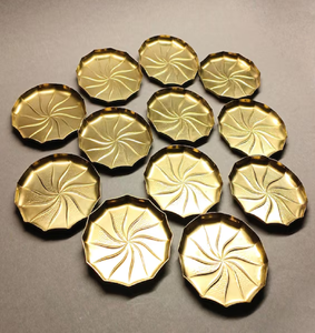 Posavasos de latón acanalado diseñados con una textura en espiral de estrella y bordes festoneados, disponibles a precios de mayorista. - Product Image 1