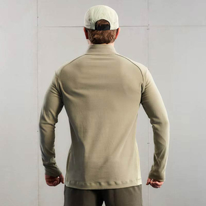 Camiseta deportiva de manga larga para hombre, color verde oliva, con media cremallera y cuello alto, estilo pullover. - Product Image 3