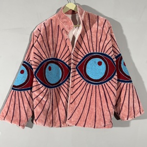 เสื้อแจ็คเก็ตปักลายตาแมวสีชมพูกำมะหยี่ – เสื้อโค้ทงานแฮนด์เมดสไตล์โบโฮสำหรับงานเทศกาล เสื้อคลุมดีไซน์ศิลปะ โดดเด่นไม่เหมือนใคร - Product Image 1