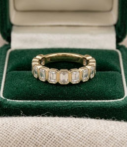 Anillo de media eternidad con bisel de oro macizo de 14K, corte esmeralda, circonita cúbica, diamante, banda de boda, joyería fina personalizada - Product Image 4