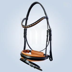 บังเหียนสำหรับขี่ม้าแบบเดรสสาจ พร้อมสายรัดจมูกแบบกว้างบุด้วยวัสดุนุ่มสองสี ทำจากหนังแท้สีดำแบบพรีเมียม ประดับด้วยคริสตัลโทแพซที่สายคาดหน้าผาก - Product Image 1