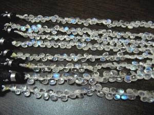 Perles de pierre de lune naturelle arc-en-ciel blanches et bleues chatoyantes, forme cœur, 3 mm, 8 pouces de long - Product Image 3