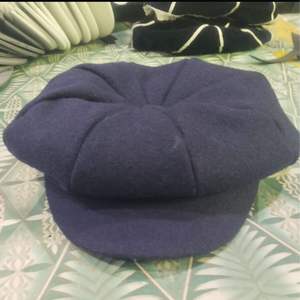 Casquettes de camionneur en velours rouge et noir avec logo et texte - Product Image 4