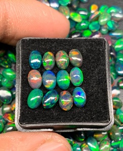 โอปอลสีดำทรงรีขนาด 6x8 มม. น้ำหนัก 1-2 กะรัต พลอยธรรมชาติขัดเงาสำหรับทำเครื่องประดับ ขายส่งจำนวนมาก มีสีเปลี่ยนแปลง - Product Image 2