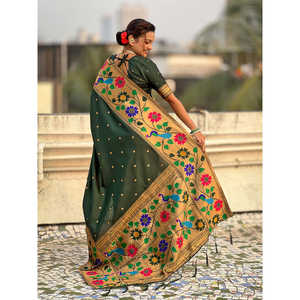 Sari en soie Paithani vert bouteille à large bordure, tissé avec des fils Zari, vêtements indiens et pakistanais - Product Image 4