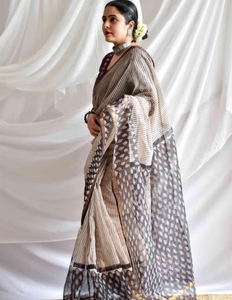 Sari KV Black Maddham Kota Doria con blusa sin coser - Product Image 3