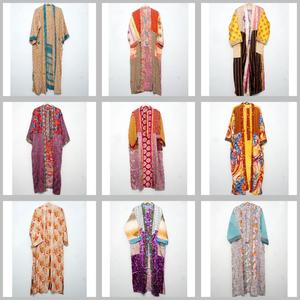 ชุดคลุมเจ้าสาวผ้าไหมเนื้อนุ่ม คอวี ปิดด้วยเชือกผูก ยาวเต็มตัว แขนยาว ดีไซน์ลายปะติด  โลโก้ด้านหลัง เหมาะสำหรับฤดูหนาว - Product Image 1