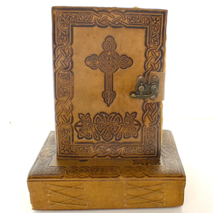 Diario de cuero con cruz de Jesús en relieve de 5 x 7 pulgadas, con cerradura, hecho a mano, cuaderno cristiano vintage, regalo. - Product Image 4