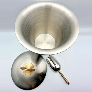Seau à glace en métal brossé avec couvercle et poignée métalliques ornés, et pelle, silhouette évasée isolée, article de bar de luxe premium - Product Image 4