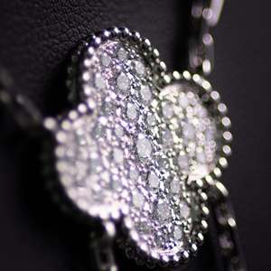 Collier long pour femme en or blanc 14 carats avec pendentif trèfle en moissanite - Product Image 4