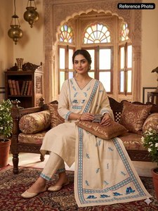Magnifique ensemble salwar kameez de couleur blanche, en soie véritable, avec broderies, vêtements indiens et pakistanais. - Product Image 2