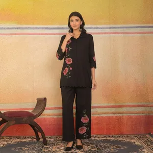 Ensemble deux pièces en coton brodé de fleurs noires pour femmes, col chemise, manches trois quarts, coupe ample, décontracté, élégant, à porter toute l'année - Product Image 1