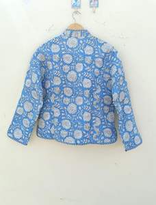 เสื้อแจ็คเก็ตผ้าฝ้ายลายดอกไม้สีฟ้า: เสื้อโค้ทแบบกลับด้านได้ ทำมือจากอินเดีย - Product Image 6