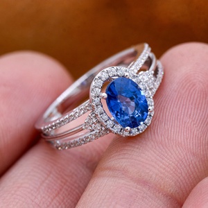 Anillo de Oro Blanco de 18K con Zafiro Azul Ovalado Natural y Halo de Diamantes, Diseño de Tallo Dividido, Joyas Memoria, Venta al por Mayor - Product Image 5