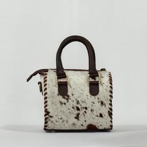 กระเป๋าเดินทางแบบสปอร์ตขนาดเล็ก รุ่น Speedy Duffle Bag หนังแท้ 100% แต่งลายด้วยมือ สีน้ำตาลขาว ขนเฟอร์  น้ำหนักเบา กันน้ำ  กำลังเป็นที่นิยมในปี 2026 - Product Image 2