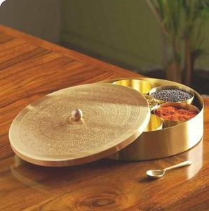 Boîte élégante en métal pour organiser les épices sur le comptoir de cuisine avec des compartiments de rangement pratiques et un design contemporain - Product Image 5