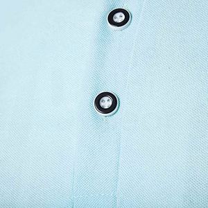 Polo de manga corta azul claro para hombre con cuello y puños coloridos, diseño casual de punto sólido. - Product Image 4
