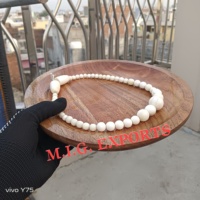 Collier ou bijou en os de buffle, très tendance. Ils sont fréquemment utilisés pour exprimer des esthétiques uniques, gothiques ou naturelles. ANNÉE 2026