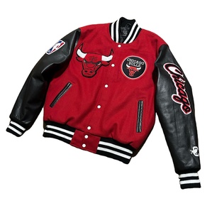 Veste universitaire pour homme personnalisée pour l'hiver et l'automne avec des manches en cuir et un patch brodé avec personnalisation du logo - Product Image 1