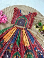 Ensemble Lehenga Choli traditionnel indien pakistanais pour fille, style numérique, avec broderies et travail au miroir, disponible en provenance d'Inde