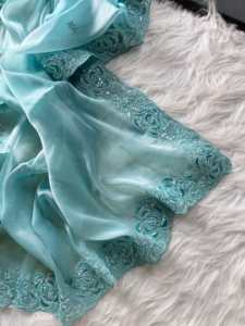 Sari de fiesta de diseño con tela suave y brillante, con hermoso bordado de secuencia en el borde y en todo el sari. - Product Image 6