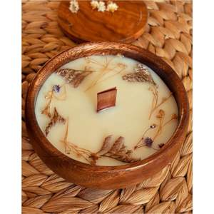 Vela de Lujo en Recipiente de Madera Natural - Vela Aromática de Cera de Soja con Etiqueta Privada Personalizada, Mecha de Madera y Flores Secas - Product Image 1