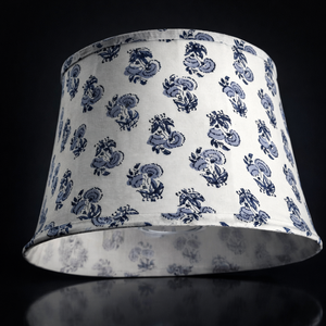 Abat-jour plissé imprimé à la main pour éclairage décoratif intérieur, motif floral bleu côtier, moyen, 4 po (haut) x 6 po (bas) x 5 po (profondeur) - Product Image 1