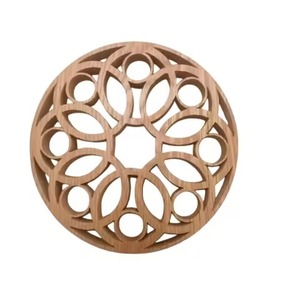 Salvamanteles Redondo de Madera de Alta Calidad con Diseño Floral Recortado, Hecho a Mano, Decoración Moderna para Mesa - Product Image 1