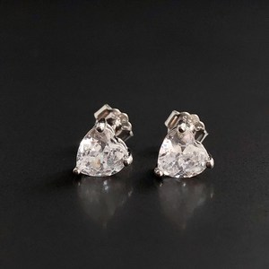 Boucles d'oreilles clous en argent plaqué rhodium et zircon en forme de cœur, bijoux Rhaya pour homme et femme, idéales pour fiançailles et mariage - Product Image 1