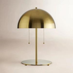 โคมไฟตั้งโต๊ะทองเหลืองโบราณแบบคลาสสิกพร้อมโคมจีบ แสงไฟตกแต่งภายในแบบดั้งเดิม - Product Image 1