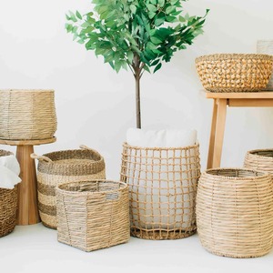 ชุดตะกร้าสานจากหญ้าทะเลและผักตบชวา 3 ใบ ลายดอกกุหลาบ ตะกร้าเก็บของทำมือ ขายส่ง เป็นมิตรกับสิ่งแวดล้อม ผลิตในเวียดนาม - Product Image 6