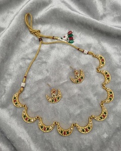 Collier élégant en forme de demi-lune serti de pierres ovales avec un ensemble de boucles d'oreilles assorties, bijoux ethniques indiens fabriqués par des fabricants de bijoux. - Product Image 4