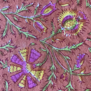 ผ้าฝ้ายพิมพ์ลายด้วยมือ – ลายดอกไม้พื้นบ้านสีสันสดใส |   สีม่วงและสีเหลืองบนพื้นสีน้ำตาลสนิม |   สิ่งทอทำมือจากอินเดีย - Product Image 3