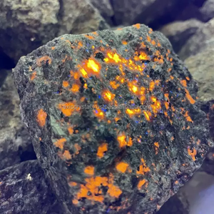 Yooperlite-piedra rugosa brillante, piedra fluorescente UV, paz interior, curación de Reiki Natural, creación de espíritu libre - Product Image 1