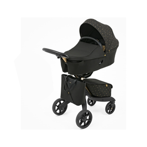 Cochecito de bebé de alta gama diseñado con telas y accesorios de lujo - Product Image 3