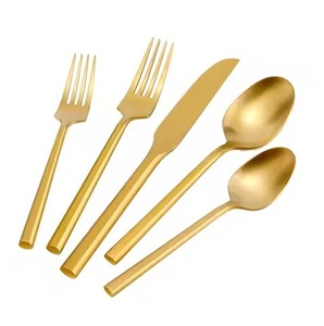 Juego de cubiertos de lujo en latón dorado, colección de utensilios de mesa premium, decoración elegante para restaurante. - Product Image 2