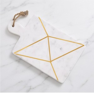 Tabla de cortar rectangular de mármol blanco con asa de cuerda y diseño geométrico dorado - Product Image 1