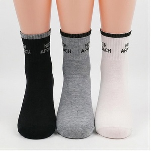Chaussettes courtes en coton avec imprimé lettres, respirantes, décontractées pour adultes, été, blanc, gris, noir - Product Image 1