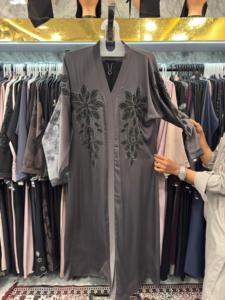 Vente en gros de magnifiques abayas de Dubaï pour femmes, kaftan fait main, vêtements et accessoires islamiques traditionnels conçus pour les musulmanes - Product Image 1