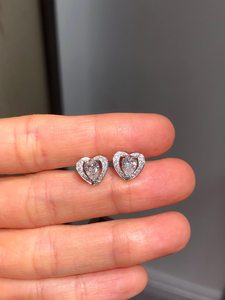 ต่างหูรูปหัวใจประดับเพชรโมอิสซาไนต์ทรงลูกแพร์ เงินแท้ 925 ของ Fine Wishes Jewelry สำหรับเป็นของขวัญวันเกิดสำหรับเธอ - Product Image 1