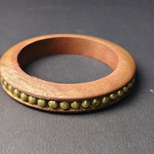 Bracelet en bois naturel fin fait main avec incrustation de perles discrètes - Bracelet en bois rustique simple - Accessoire à porter au quotidien - Product Image 4