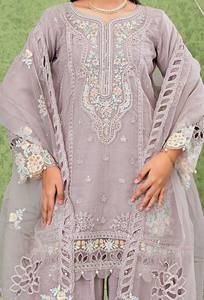 ชุดคามีซสำเร็จรูปคุณภาพพรีเมียมจากดีไซเนอร์ชื่อดังสำหรับผู้หญิง พร้อมผ้าเฟอร์ชิ ชัลวาร์ ผ้าออร์แกนซ่า สไตล์ปากีสถาน - Product Image 5