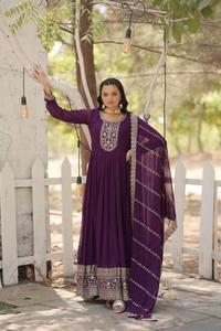 Collections de robes Anarkali en tissu imitation fleurie pour les mariages et les festivals indiens, avec de riches sequins et broderies. - Product Image 4