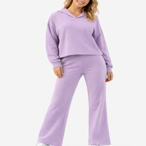 Ensemble de survêtement pour femme avec sweat à capuche personnalisé et pantalon évasé, coupe décontractée, confort premium - Product Image 1
