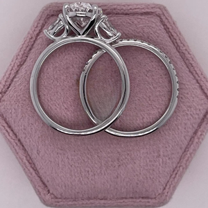 Anillo de Compromiso con Tres Diamantes Cultivados en Laboratorio de Corte Ovalado, Diamantes Laterales en Forma de Pera y Banda de Diamantes Redondos a Juego - Product Image 3