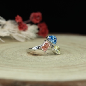 Anillo de Plata de Ley 925 con Diseño Único Romántico de Moissanita con Engaste de Garras en Forma de Corazones - Product Image 3