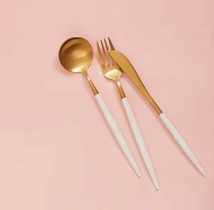 Juego de cubiertos minimalistas dorados con mango blanco, acabado mate, apto para lavavajillas, para uso en bodas y en el hogar. - Product Image 1