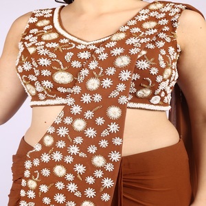Sari listo para usar de estilo étnico perfecto para mujer, en color marrón con cuentas y trabajo de corte dana. - Product Image 3